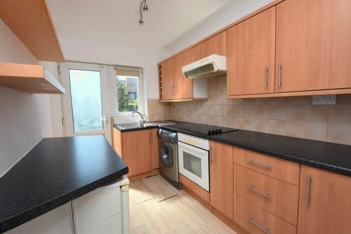 2 Bedroom Flat To Rent In Paget Avenue, Sutton SM1
