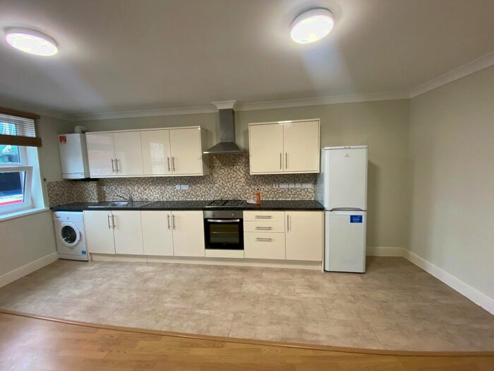 3 Bedroom Flat To Rent In Bethnal Green Road, London, E2