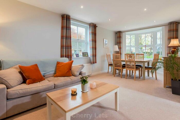 2 Bedroom Flat To Rent In Astrop Grange, King`S Sutton OX17