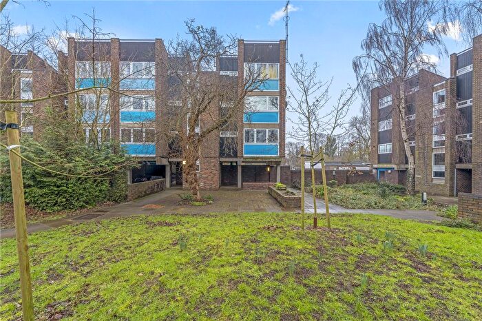 1 Bedroom Flat For Sale In Milton Court, Twickenham, TW2