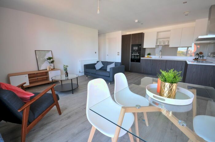 3 Bedroom Flat To Rent In Lockside Lane, Salford, M5