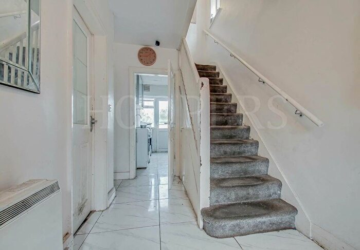 3 Bedroom End Of Terrace House For Sale In Coles Green Road, London, NW2