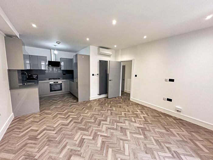 2 Bedroom Flat To Rent In Hortus Road, Southall, Greater London, UB2