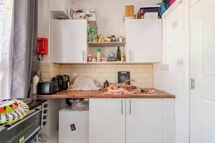 Studio To Rent In Barons Court, Barons Court, London, W14