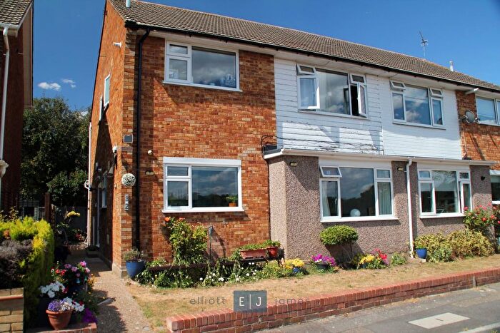 2 Bedroom Maisonette For Sale In Avondale Close, Loughton, IG10