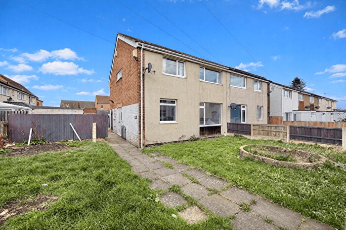 4 Bedroom Semi Detached House For Sale In Whinmoor Way, Swarcliffe, LS14