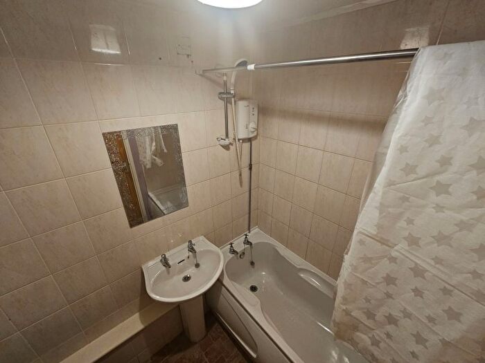 1 Bedroom Flat To Rent In Whitemead, Yeovil, BA21