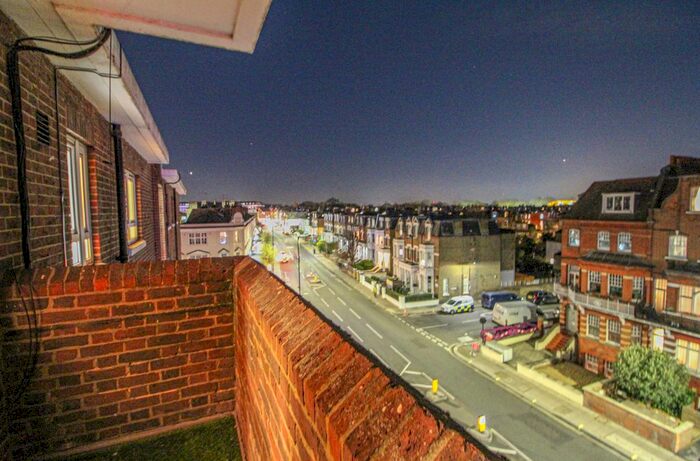 3 Bedroom Flat To Rent In Fulham Road, London SW6