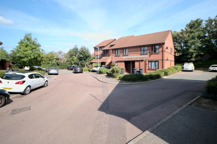 2 Bedroom Flat To Rent In Hamburg Court, Chestnut/ Waltham Cross, EN8