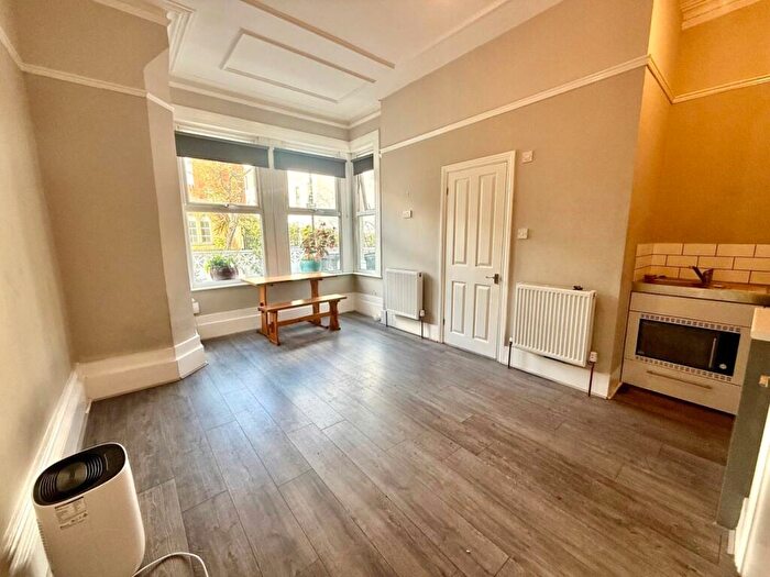 Flat To Rent In Hampden Road, Turnpike Lane, N8