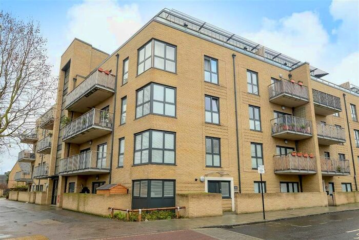 3 Bedroom Flat To Rent In Coopers Road, London, SE1
