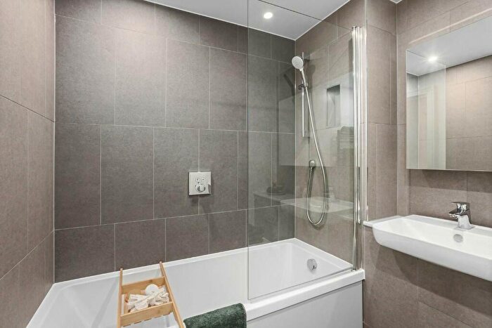 2 Bedroom Apartment To Rent In Plaistow Road, London, E13