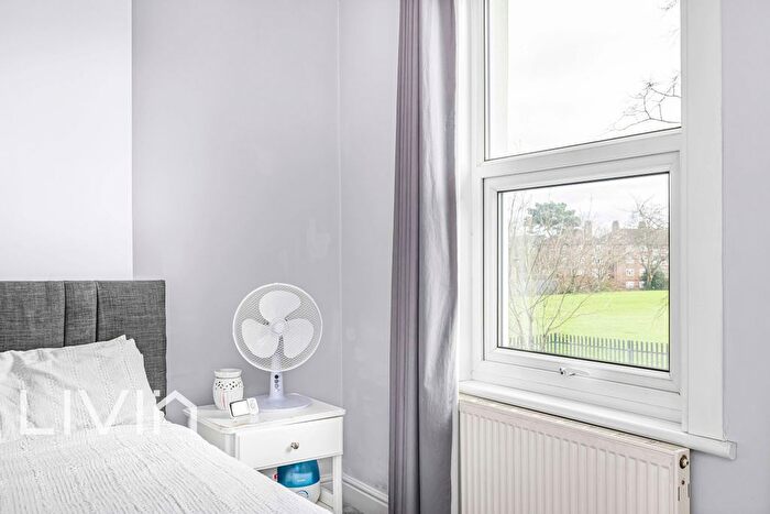 2 Bedroom End Of Terrace House For Sale In Ravenswood Road, Croydon, Surrey, CR0