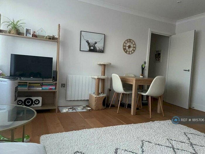 2 Bedroom Flat To Rent In Globe House, West Byfleet, KT14