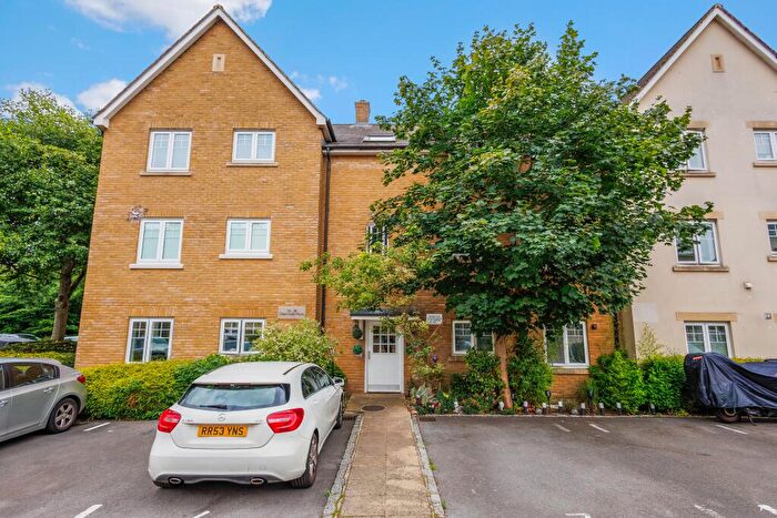 2 Bedroom Flat For Sale In Clear Water Place, The Waterways, Oxford, OX2