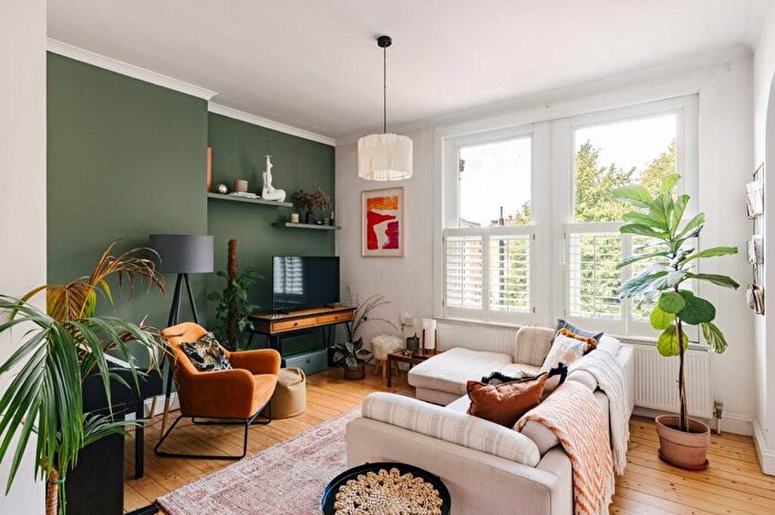 2 Bedroom Apartment For Sale In Evering Road, London, E5
