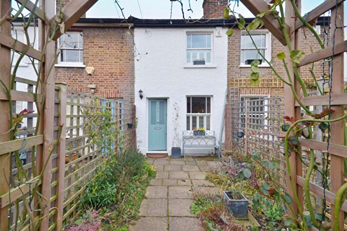 2 Bedroom Cottage To Rent In Thorne Passage, Barnes, SW13
