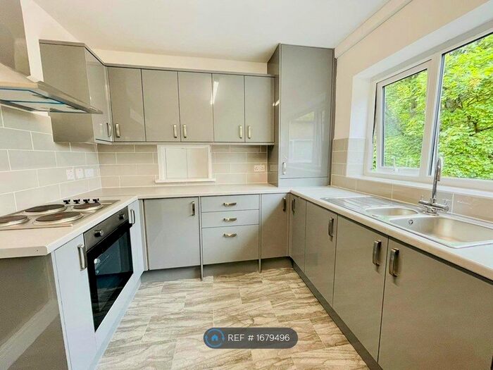 3 Bedroom Flat To Rent In Leicester Court, Salford, M7