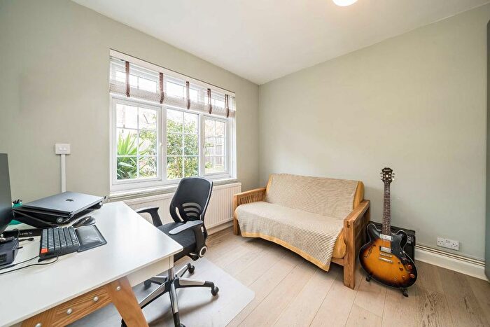 2 Bedroom Flat For Sale In Godley Road, London, SW18