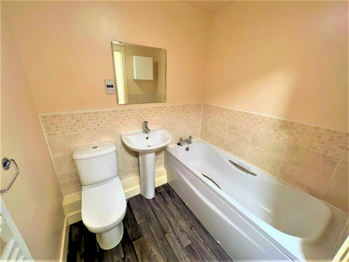 2 Bedroom Flat To Rent In Bed Bath Modern Flat In Romford, RM1