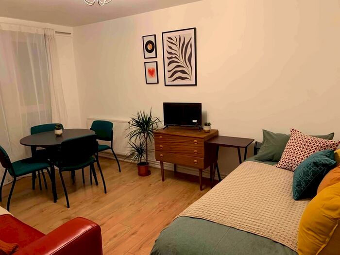 2 Bedroom Flat To Rent In Bolton Walk, Finsbury Park, London, N7