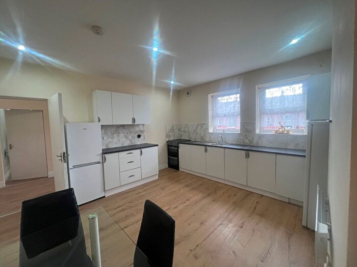 3 Bedroom Flat To Rent In Oldham Street, Hyde, SK14