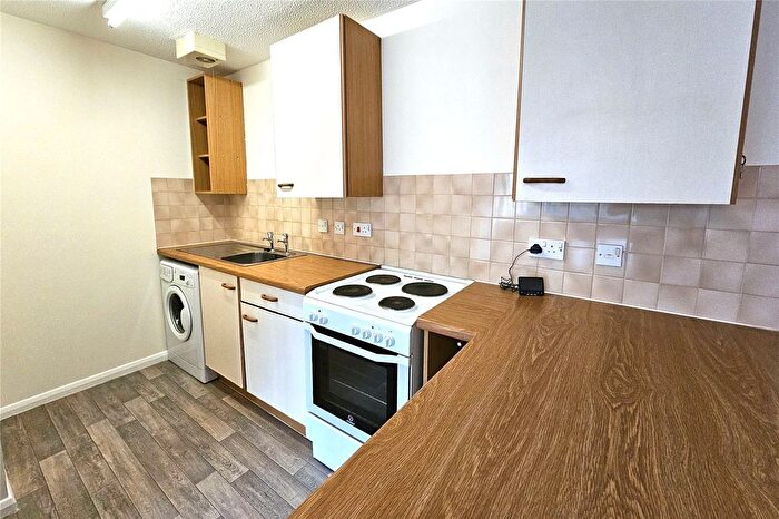 1 Bedroom Flat For Sale In Fairway Heights, Camberley, Surrey, GU15