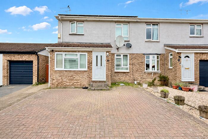 4 Bedroom Semi Detached House For Sale In Lambert Close, Freshbrook, Swindon, SN5