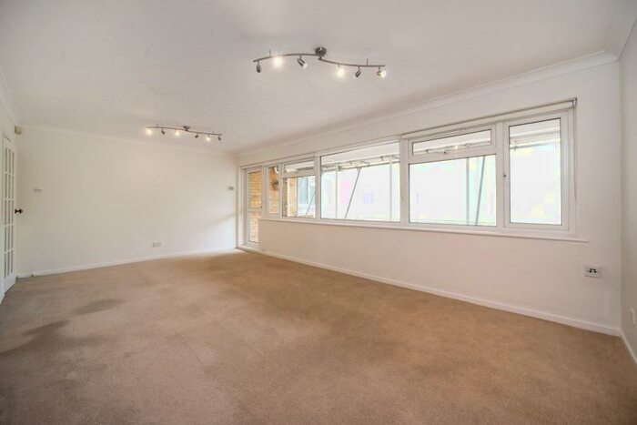 3 Bedroom Apartment To Rent In Wickliffe Avenue, Finchley Central, N3