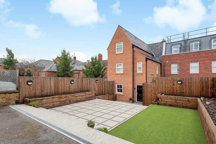 1 Bedroom Apartment To Rent In South Bar Street, South Street, OX16