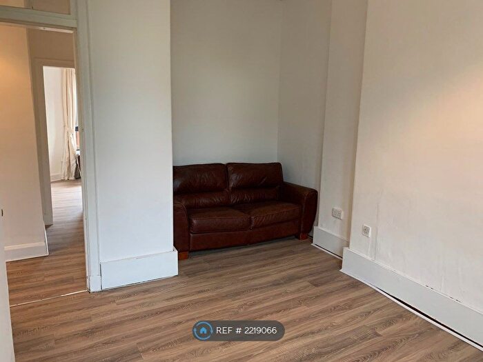 1 Bedroom Flat To Rent In Newlands Road, Glasgow, G44