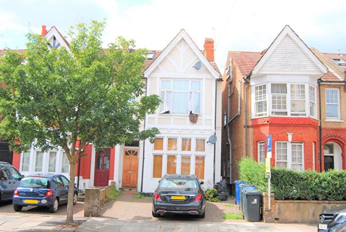 3 Bedroom Flat To Rent In Chatsworth Gardens, Acton, W3