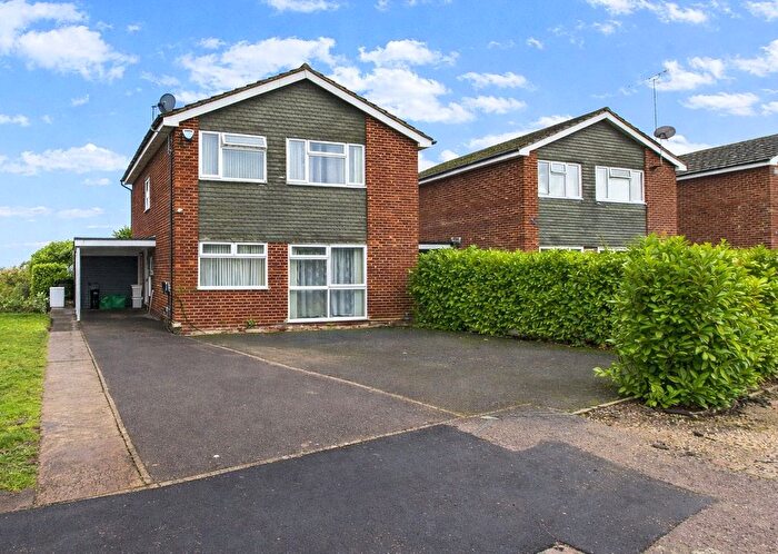 4 Bedroom Detached House For Sale In Chiltern Drive, Charvil, Reading, Berkshire, RG10