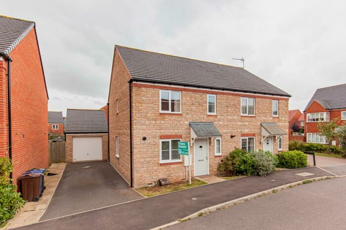 3 Bedroom Semi-Detached House To Rent In Linnet Road, Bodicote, OX15