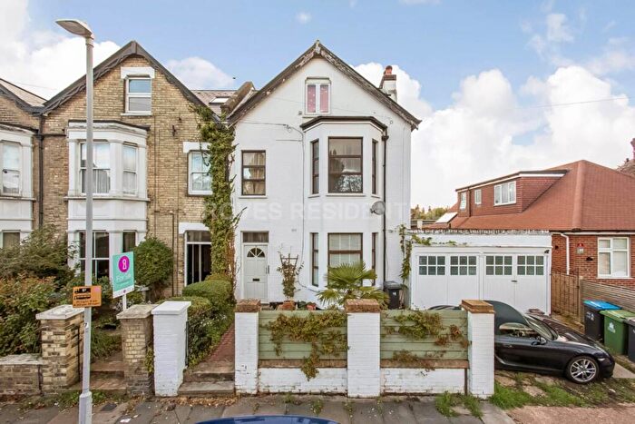 3 Bedroom Flat For Sale In Montem Road, New Malden, KT3