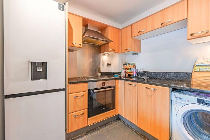 1 Bedroom Flat To Rent In Morton Close, Tower Hamlets, London, E1