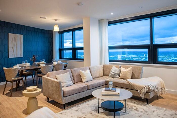 3 Bedroom Apartment To Rent In The Octagon - Great Charles Street Queensway, Birmingham, B3