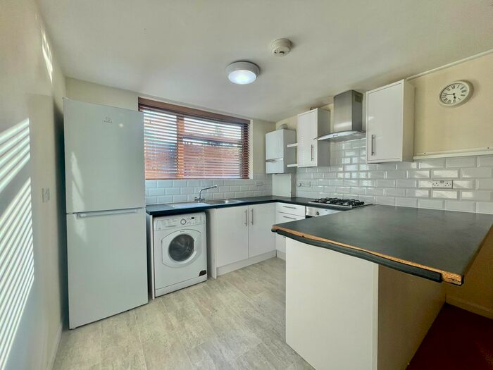 3 Bedroom Flat To Rent In Station Road, Finchley Central, London, N3