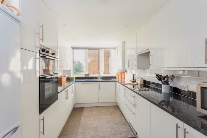 2 Bedroom Flat To Rent In Ashley Road Walton-on-Thames, KT12