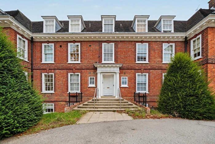 3 Bedroom Apartment For Sale In West Heath Avenue, London, NW11
