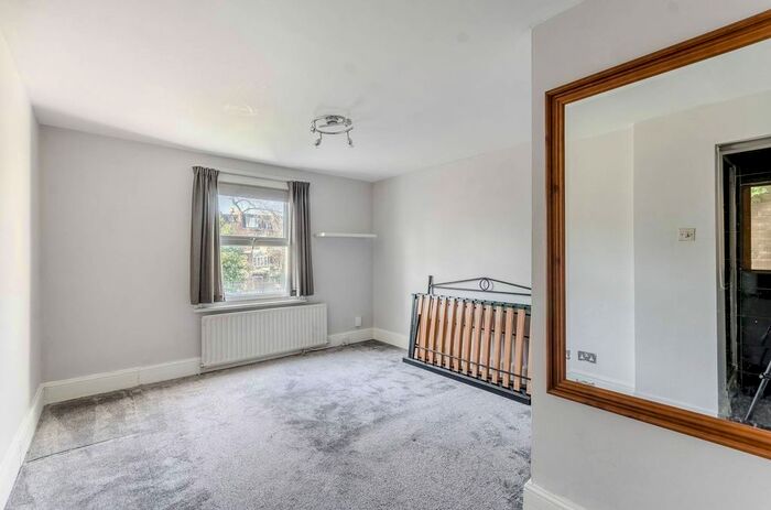 2 Bedroom Flat To Rent In Askew Road, Shepherd's Bush, London, W12