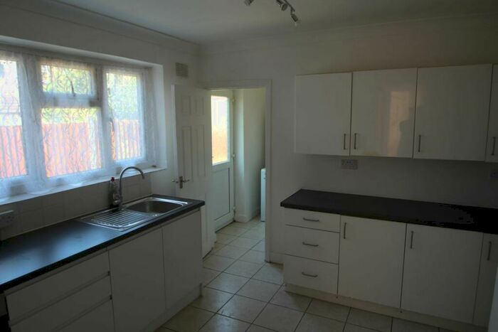 1 Bedroom Flat To Rent In Seymour Gardens, Ilford, IG1