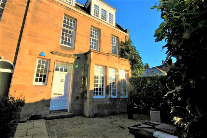 2 Bedroom Flat To Rent In Murrayfield Gardens, Edinburgh, EH12