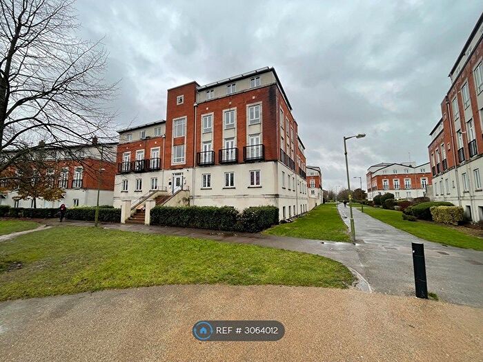 3 Bedroom Flat To Rent In Mosquito Way, Hatfield, AL10