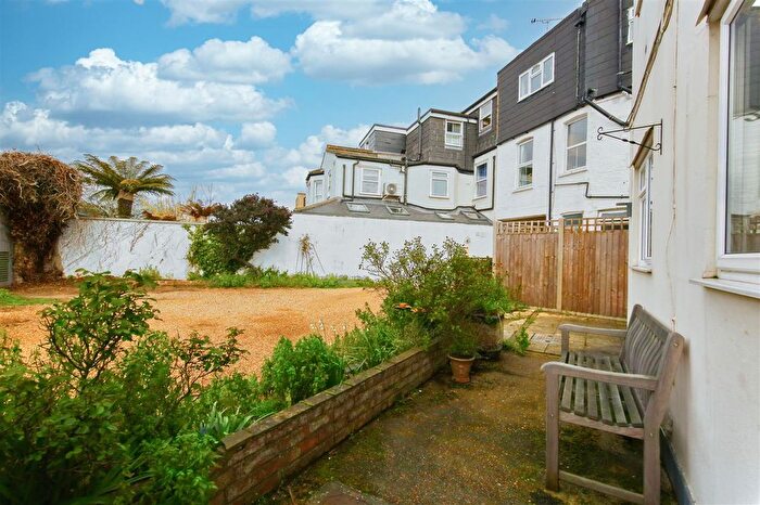 2 Bedroom Flat For Sale In Mountbatten Mews, London, SW18