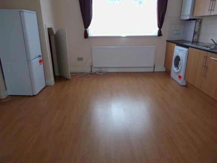 Studio To Rent In Uxbridge Road, Hayes, UB4