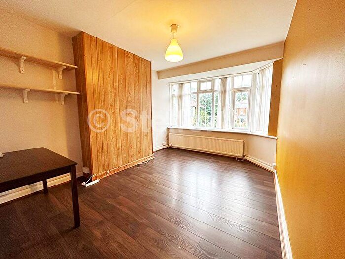 2 Bedroom Apartment To Rent In Torrington Court, Torrington Park, London, N12