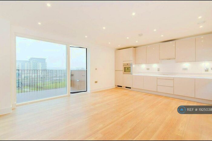 2 Bedroom Flat To Rent In Lakeside Drive, London, NW10