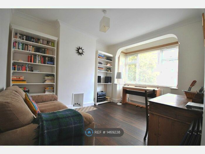 2 Bedroom Flat To Rent In Rothesay Avenue, London, SW20