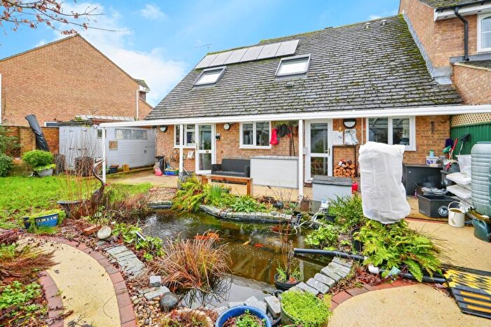 4 Bedroom Semi-Detached House For Sale In Saxel Close, Aston, Bampton, OX18